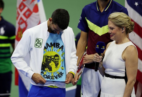 Djokovic: 'Vô cùng đặc biệt khi làm nên lịch sử' - Ảnh 3. Djokovic tri ân huyền thoại bóng rổ Kobe Bryant với chiếc áo có in ảnh riêng biệt - Ảnh: REUTERS