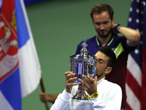 Djokovic: 'Vô cùng đặc biệt khi làm nên lịch sử' - Ảnh 1. Djokovic biểu thị cảm xúc với chiếc cúp danh giá Giải quần vợt Mỹ mở rộng 2023 - Ảnh: REUTERS