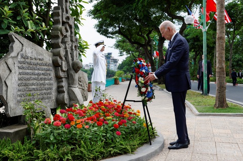 Tổng thống Mỹ Joe Biden đặt hoa tại phù điêu tưởng niệm cố Thượng nghị sĩ John McCain chiều 11-9 - Ảnh: REUTERS Tổng thống Mỹ Joe Biden đặt hoa tại bức phù điêu John McCain ở Hà Nội chiều 11-9 - Ảnh: REUTERS