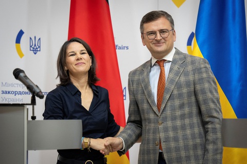 Ngoại trưởng Đức bà Annalena Baerbock bắt tay người đồng cấp Ukraine ông Dmytro Kuleba tại Kiev ngày 11-9 - Ảnh: REUTERS Ngoại trưởng Đức - bà Annalena Baerbock - bắt tay người đồng cấp Ukraine, ông Dmytro Kuleba tại Kiev ngày 11-9 - Ảnh: REUTERS