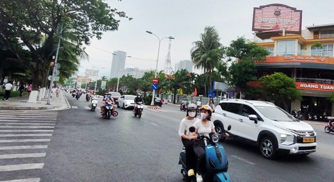 Lái xe húc thủng cổng UBND tỉnh Khánh Hòa có dấu hiệu ức chế về nợ nần, đất đai - Ảnh 2. Đoạn đường Trần Phú, bên biển Nha Trang, trước trụ sở UBND tỉnh Khánh Hòa - Ảnh: PHAN SÔNG NGÂN