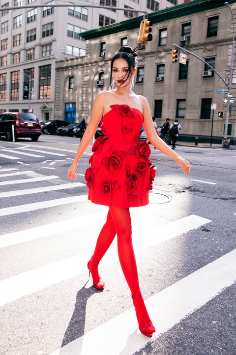 Dàn sao 'đỏ rực' dự show diễn của Đỗ Mạnh Cường tại Tuần lễ Thời trang New York - Ảnh 6. Hoa hậu Hoàn vũ Việt Nam 2022 Ngọc Châu diện đầm xòe cúp ngực, phối cùng tất đỏ, giày đỏ đồng điệu. Tóc rẽ ngôi giữa, son đỏ giúp người đẹp trông ấn tượng hơn.
