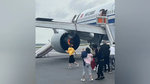 Đang bay thì động cơ bốc cháy, máy bay Air China phải hạ cánh khẩn cấp - Ảnh 1. Động cơ máy bay Hãng Air China bốc cháy - Ảnh: FACEBOOK