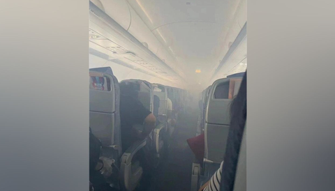 Đang bay thì động cơ bốc cháy, máy bay Air China phải hạ cánh khẩn cấp - Ảnh 2. Khói lan đến khoang hành khách - Ảnh: Mạng xã hội X