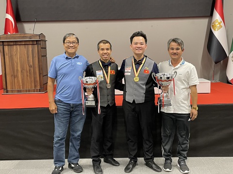 Thạc sĩ kinh tế Bao Phương Vinh gây chấn động billiards thế giới - Ảnh 1. Bao Phương Vinh (thứ hai từ phải sang) vô địch thế giới - Ảnh: NVCC
