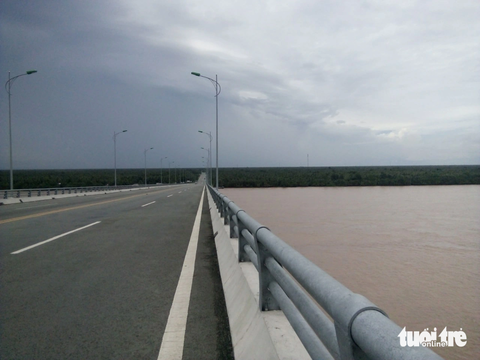 Hai mẹ con người phụ nữ nghi vấn nhảy cầu Cổ Chiên mất tích - Ảnh 2. Cầu Cổ Chiên, nơi xảy ra vụ việc - Ảnh: MẬU TRƯỜNG