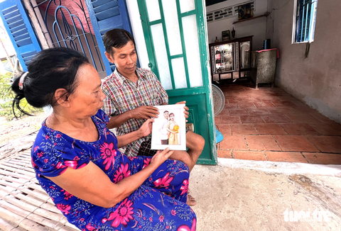 Vợ chồng ông Hải hay thương kể về con cháu ở xa - Ảnh: YẾN TRINH Vợ chồng ông Hải hay thương kể về con cháu ở xa - Ảnh: YẾN TRINH
