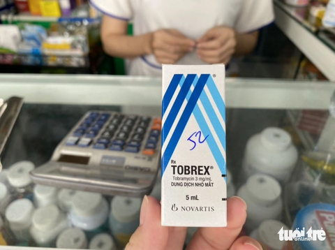 Người dân TP.HCM 'đỏ mắt' tìm thuốc trị đau mắt đỏ, có cần thiết? - Ảnh 1. Hiện hầu hết các tiệm thuốc ở TP.HCM đều đứt hàng dung dịch nhỏ mắt Tobrex vì người dân đổ xô đi mua để trị đau mắt đỏ - Ảnh: NGỌC NHI