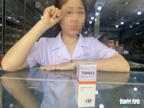 Người dân TP.HCM 'đỏ mắt' tìm thuốc trị đau mắt đỏ, có cần thiết? - Ảnh 3. Hết thuốc nhỏ mắt Tobrex, nhân viên tiệm thuốc tư vấn khách hàng mua những loại thuốc tương tự để về chữa mắt đỏ cho trẻ - Ảnh: X.MAI