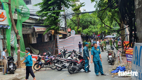 Vụ cháy nhà hai cháu nhỏ tử vong: 'Hai đứa nó dễ thương, lễ phép lắm' - Ảnh 1. Lực lượng chức năng phong tỏa, khám nghiệm hiện trường, điều tra nguyên nhân vụ cháy - Ảnh: MINH HÒA
