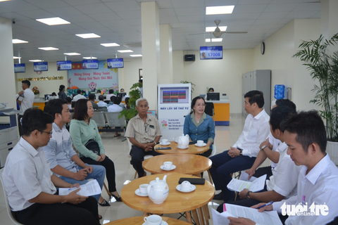Gặp chủ tịch tỉnh Đồng Tháp nhanh hơn đăng kí tiếp dân - Ảnh 1. Chủ tịch UBND tỉnh Đồng Tháp Phạm Thiện Nghĩa (thứ 6 từ trái qua) và các sở, ngành liên quan tháo gỡ khó khăn cho doanh nghiệp kinh doanh xăng dầu - Ảnh: ĐẶNG TUYẾT