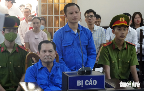 Thiện Soi lãnh 15 năm 6 tháng tù - Ảnh 1. Bị cáo Thiện Soi (được ngồi vì lý do sức khỏe) và con trai nghe tòa tuyên án - Ảnh: ĐÔNG HÀ