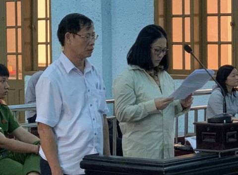 Lừa đảo hơn 5 tỉ đồng, còn 'dàn cảnh' uy hiếp ngược lại chủ nợ - Ảnh 1. Bị cáo Huệ bị xét xử tội "lừa đảo chiếm đoạt tài sản" trong khi chồng cũ bị xử tội "che giấu tội phạm" - Ảnh: ANH THƯ