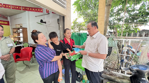 Hai cha con ghe lúa cứu đứa bé từ trên cầu rơi xuống sông - Ảnh 1. Chủ tịch UBND tỉnh An Giang đến thăm cháu bé bị rơi xuống sông - Ảnh: E.X.