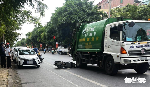 Công an điều tra vụ tài xế mở cửa gây tai nạn làm thai phụ tử vong - Ảnh 2. Xe chở rác chạy trong trung tâm TP Vinh lúc 7h30 sáng 11-9 - Ảnh: D.HÒA
