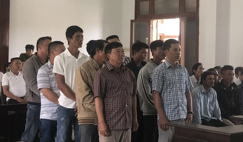 8 bị cáo "lâm tặc" và 2 cựu cán bộ bảo vệ rừng hầu tòa ngày 11-9 - Ảnh: TỐ NỮ Tám bị cáo "lâm tặc" và hai cựu cán bộ bảo vệ rừng hầu tòa ngày 11-9 - Ảnh: TỐ NỮ