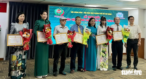 Trao giải các tiết mục đoạt giải sáng tác bút ký văn học của Hội Nông dân - Ảnh: HOÀNG TRANG Trao giải các tiết mục đoạt giải sáng tác bút ký văn học của Hội Nông dân - Ảnh: HOÀNG TRANG