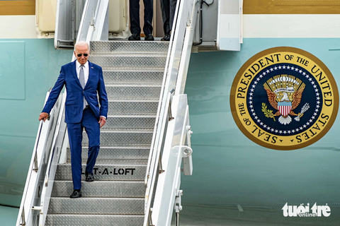 24 giờ của Tổng thống Mỹ Joe Biden tại Việt Nam qua ảnh - Ảnh 1. Tổng thống Mỹ Joe Biden bước ra khỏi chuyên cơ Không lực 1 (Air Force One) sau khi đến sân bay Nội Bài chiều 10-9-2023. Đây là chuyến thăm Việt Nam đầu tiên của Tổng thống Biden kể từ khi ông nhậm chức đầu năm 2021. Sự kiện diễn ra vào dịp hai nước kỷ niệm 10 năm thiết lập quan hệ Đối tác toàn diện. Trước khi đến Việt Nam, ông Biden đã tham dự Hội nghị thượng đỉnh G20 ở Ấn Độ - Ảnh: HỒNG QUANG