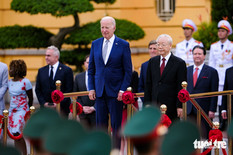 24 giờ của Tổng thống Mỹ Joe Biden tại Việt Nam qua ảnh - Ảnh 4. Tổng bí thư Nguyễn Phú Trọng chủ trì lễ đón chính thức Tổng thống Mỹ Joe Biden thăm cấp nhà nước Việt Nam tại Phủ Chủ tịch. Trong chuyến thăm Mỹ tháng 7-2015, Tổng bí thư Nguyễn Phú Trọng đã gặp Tổng thống Barack Obama và dự tiệc chiêu đãi do ông Joe Biden khi đó là Phó tổng thống chủ trì. Đó là khởi đầu cho mối quan hệ cá nhân giữa hai nhà lãnh đạo Việt Nam và Mỹ - Ảnh: NAM TRẦN