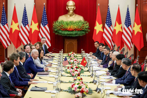 24 giờ của Tổng thống Mỹ Joe Biden tại Việt Nam qua ảnh - Ảnh 7. Tổng bí thư Nguyễn Phú Trọng và Tổng thống Mỹ Joe Biden cùng các quan chức cấp cao hai nước tại hội đàm chính thức. Mở đầu hội đàm, hai nhà lãnh đạo đã hỏi thăm sức khỏe của nhau. Tổng bí thư dành lời khen Tổng thống Biden ở độ tuổi 80 vẫn có sức khỏe tốt - Ảnh: NGUYỄN KHÁNH