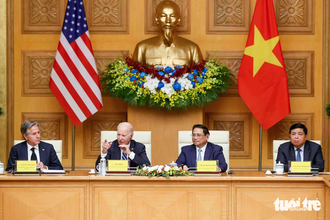 24 giờ của Tổng thống Mỹ Joe Biden tại Việt Nam qua ảnh - Ảnh 11. Tổng thống Mỹ Joe Biden cùng với Thủ tướng Phạm Minh Chính dự Hội nghị Cấp cao Việt Nam - Mỹ về đầu tư và đổi mới sáng tạo tại Văn phòng Chính phủ. Tổng thống Joe Biden khẳng định Mỹ sẽ hợp tác và hỗ trợ Việt Nam để nắm bắt được hết các cơ hội tiềm năng; đề nghị Việt Nam nói chung, doanh nghiệp Việt Nam nói riêng, tiếp tục hợp tác chặt chẽ, nhất là trong các lĩnh vực như khoa học - công nghệ, đổi mới sáng tạo, công nghiệp bán dẫn, điện toán đám mây, chuyển đổi xanh, chống biến đổi khí hậu, đào tạo nguồn nhân lực; đặc biệt là củng cố chuỗi cung ứng khu vực và toàn cầu - Ảnh: NGUYỄN KHÁNH