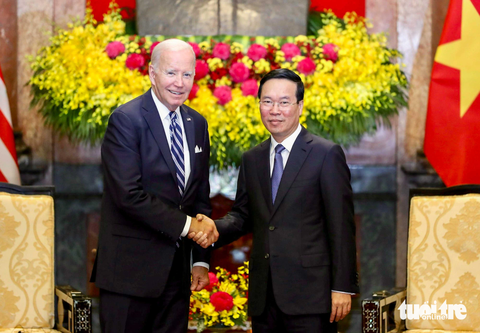 24 giờ của Tổng thống Mỹ Joe Biden tại Việt Nam qua ảnh - Ảnh 12. Tổng thống Mỹ Joe Biden hội kiến Chủ tịch nước Võ Văn Thưởng. Nhân dịp này, Chủ tịch nước đã trân trọng tặng Tổng thống Biden cuốn sách đặc biệt mang tên “Một con người, một con đường và một lịch sử: HỒ CHÍ MINH - THƯ GỬI NƯỚC MỸ” do Nhà xuất bản Hội Nhà Văn ấn hành, giới thiệu những bức thư của Chủ tịch Hồ Chí Minh gửi cho nước Mỹ trải dài trong suốt nửa thế kỷ (1919 - 1969) - Ảnh: QUANG PHÚC