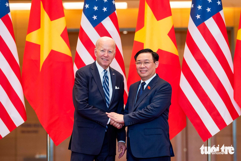 24 giờ của Tổng thống Mỹ Joe Biden tại Việt Nam qua ảnh - Ảnh 14. Sau khi rời tiệc chiêu đãi, Tổng thống Joe Biden hội kiến Chủ tịch Quốc hội Vương Đình Huệ, trở thành vị Tổng thống Mỹ đầu tiên tới thăm Nhà Quốc hội Việt Nam - Ảnh: NGUYỄN THẮNG