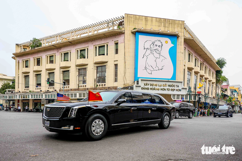 24 giờ của Tổng thống Mỹ Joe Biden tại Việt Nam qua ảnh - Ảnh 17. Chiếc xe "The Beast" (Quái thú) của Tổng thống Mỹ Joe Biden trên đường di chuyển ra sân bay, đi qua phố Tràng Tiền (Hà Nội). Nhằm đảm bảo yếu tố an ninh, mỗi chuyến công du của Tổng thống Mỹ sẽ có hai chiếc "The Beast" có mặt trong đội hình. Lái xe vận hành "The Beast" của Tổng thống Biden là một phụ nữ - Ảnh: NGUYỄN KHÁNH
