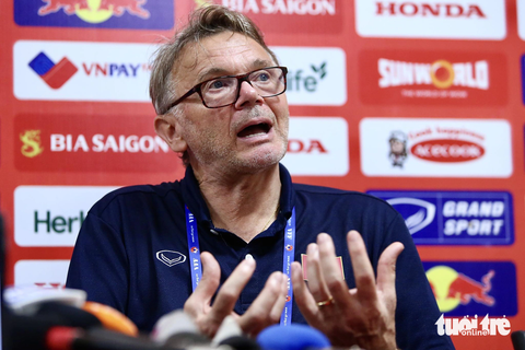 HLV Troussier: 'Công Phượng thi đấu ở mức chấp nhận được' - Ảnh 1. HLV Philippe Troussier ở buổi họp báo sau trận - Ảnh: HOÀNG TÙNG