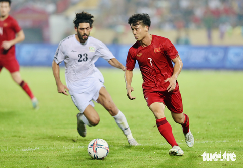 HLV Troussier: 'Công Phượng thi đấu ở mức chấp nhận được' - Ảnh 2. Công Phượng (phải) ở trận giao hữu với Palestine - Ảnh: N.K.