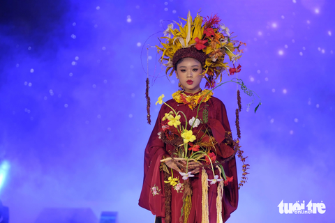 Chiêm ngưỡng những bộ trang phục từ hoa Đà Lạt trên sàn catwalk - Ảnh 1. Các bộ trang phục cho thấy sự tỉ mỉ của nghệ nhân - Ảnh: M.V