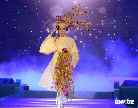 Chiêm ngưỡng những bộ trang phục từ hoa Đà Lạt trên sàn catwalk - Ảnh 2. Hoa lan Đà Lạt lên trang phục truyền thống của Việt Nam - Ảnh: M.V