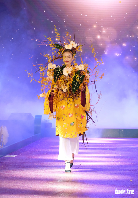 Chiêm ngưỡng những bộ trang phục từ hoa Đà Lạt trên sàn catwalk - Ảnh 3. Các nghệ nhân cho biết đã phác họa ý tưởng trước đó và may mắn họ tìm thấy ở Đà Lạt những loại hoa phù hợp để triển khai - Ảnh: M.V