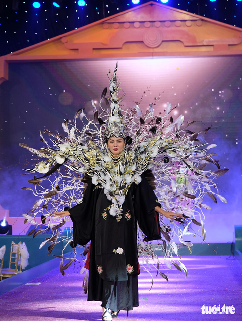Chiêm ngưỡng những bộ trang phục từ hoa Đà Lạt trên sàn catwalk - Ảnh 11. Ảnh: M.V