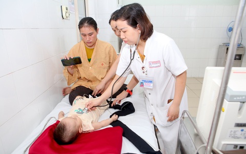 Cứu sống bệnh nhi bị bệnh hiếm cơ tim phì đại nhờ xét nghiệm gene - Ảnh 1. Bé N.H.P.T. mắc bệnh hiếm cơ tim phì đại được phát hiện và điều trị kịp thời ở Bệnh viện Trung ương Huế - Ảnh: THƯỢNG HIỂN