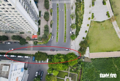 Tường ngăn đường ven sông Sài Gòn: 4 công văn gửi đi, Sở Tài nguyên và Môi trường vẫn chưa trả lời - Ảnh 1. Bức tường ngăn cách giữa hai khu dân cư Saigon Pearl và Vinhomes (vòng khoanh đỏ) cao khoảng 2,5m, hiện do chủ đầu tư dự án Saigon Pearl quản lý. Bức tường kéo dài từ bờ sông Sài Gòn vào sâu phía trong các dãy nhà cao tầng, xe cộ muốn qua lại hai khu dân cư buộc phải đánh vòng ra đường Nguyễn Hữu Cảnh, lộ trình khoảng 1km - Ảnh: CHÂU TUẤN