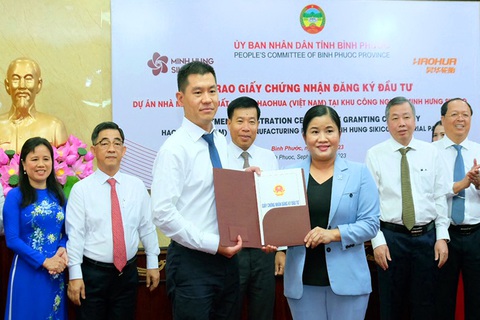 Công ty lốp xe top 10 Trung Quốc đầu tư dự án 500 triệu đô ở Bình Phước - Ảnh 1. Chủ tịch UBND tỉnh Bình Phước Trần Tuệ Hiền (phải) trao giấy chứng nhận đầu tư cho chủ đầu tư dự án Nhà máy sản xuất lốp xe Haohua Việt Nam - Ảnh: AN BÌNH