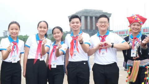 Đại biểu chụp ảnh lưu niệm tại lăng Bác trước khi vào phiên họp giả định “Quốc hội trẻ em” Ảnh: H.THANH Đại biểu chụp ảnh lưu niệm tại lăng Bác trước khi vào phiên họp giả định “Quốc hội trẻ em” - Ảnh: H.THANH