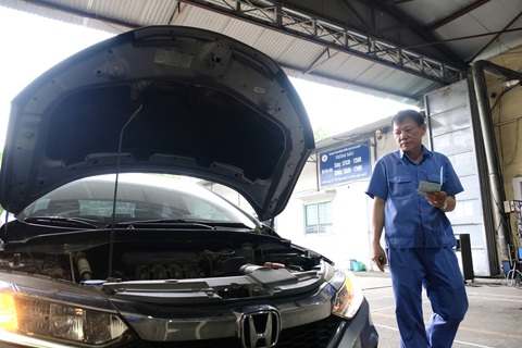 Xe chưa nộp phạt không còn được cấp đăng kiểm thời hạn 15 ngày - Ảnh 1. Theo quy định của nghị định số 30/2023/NĐ-CP, xe chưa nộp phạt sẽ không được cấp tem kiểm định thời hạn 15 ngày như trước đây - Ảnh: NGUYÊN BẢO