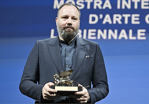 Đạo diễn Hy Lạp Yorgos Lanthimos nhận Sư tử vàng - Ảnh: Vogue Đạo diễn Hy Lạp Yorgos Lanthimos nhận Sư tử vàng - Ảnh: Vogue
