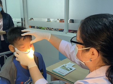 TP.HCM thông tin thêm nguồn lây, mức độ bệnh, nguồn thuốc nhỏ mắt trị đau mắt đỏ - Ảnh 1. Bệnh đau mắt đỏ lây truyền do tiếp xúc trực tiếp với nước mắt và các chất tiết của mắt có mang vi rút gây bệnh từ người bệnh - Ảnh: X.MAI