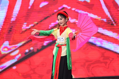 Đức Vĩnh đóng Thị Mầu trên sân khấu Vietnam's Got Talent năm 2015. Cậu cũng là quán quân Tuyệt đỉnh song ca nhí 2017 - Ảnh: Chương trình cung cấp Đức Vĩnh đóng Thị Mầu trên sân khấu Vietnam's Got Talent năm 2015. Cậu cũng là quán quân Tuyệt đỉnh song ca nhí 2017 - Ảnh: Chương trình cung cấp