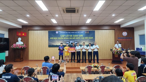 Tuyển nữ quốc gia thắng 5-2 trong trận giao hữu với đội bóng nam Trường Đại học Hàng hải Việt Nam - Ảnh 4. Ban giám hiệu Trường đại học Hàng hải Việt Nam trao số tiền 800 triệu đồng của các cựu sinh viên và đối tác nhà trường cho đội tuyển bóng đá nữ Việt Nam - Ảnh: N.KIÊN