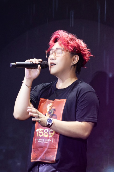 Trung Quân làm liveshow kỉ niệm 15 năm ca hát siêu hoàng tráng - Ảnh 3. Sau cùng, Trung Quân chỉ muốn mọi người tập trung vào giọng hát, thưởng thức âm nhạc mà không phân biệt giới tính hay ngoại hình ca sĩ ra sao.