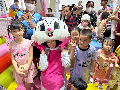 Thùy Tiên biến hóa thành thỏ ngọc mang đến niềm vui bất ngờ cho các em nhỏ - Ảnh: NVCC Thùy Tiên biến hóa thành thỏ ngọc mang đến niềm vui bất ngờ cho các em nhỏ - Ảnh: NVCC