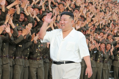 Nhà lãnh đạo Triều Tiên Kim Jong Un tham dự lễ duyệt binh bán quân sự vào tối 8-9, kỷ niệm 75 năm ngày Quốc khánh Triều Tiên - Ảnh: REUTERS Nhà lãnh đạo Triều Tiên Kim Jong Un tham dự lễ duyệt binh bán quân sự vào ngày 8-9, kỷ niệm 75 năm ngày Quốc khánh Triều Tiên - Ảnh: REUTERS