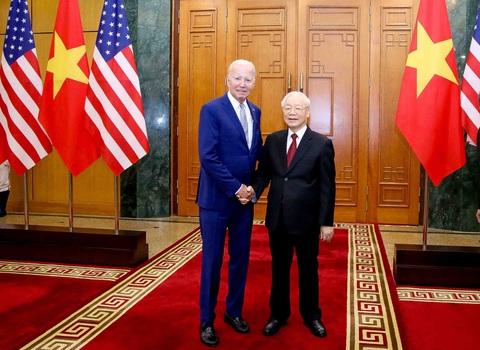 Chuyến thăm Việt Nam của Tổng thống Biden qua ảnh - Ảnh 5. Tổng bí thư Nguyễn Phú Trọng bắt tay Tổng thống Mỹ Joe Biden trước khi hai nhà lãnh đạo bước vào hội đàm tại Văn phòng Trung ương Đảng - Ảnh: TTXVN