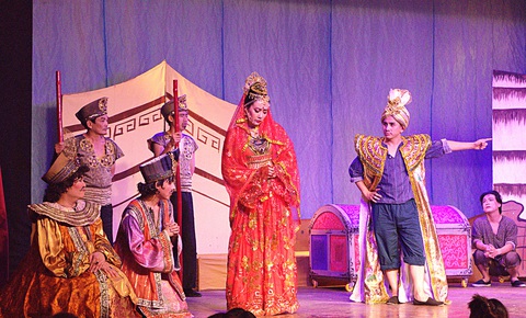 Đình Toàn (thứ hai từ phải qua) và Hồng Ánh (thứ ba từ phải qua) trên sân khấu Một ngày làm vua - Ảnh: HỒ LAM Đình Toàn (thứ hai từ phải qua) và Hồng Ánh (thứ ba từ phải qua) trên sân khấu Một ngày làm vua - Ảnh: HỒ LAM