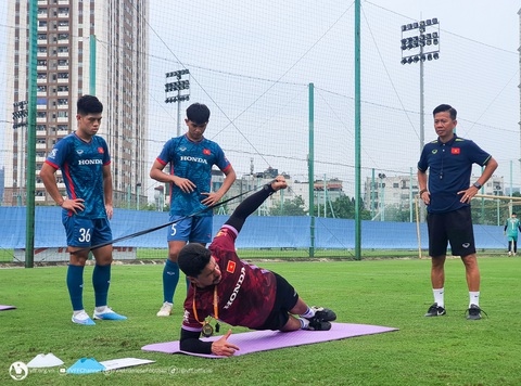 Chuẩn bị cho ASIAD, Olympic Việt Nam được bổ sung chuyên gia có hồ sơ 'khủng' - Ảnh 1. Chuyên gia Josa Brandi Regato Neto làm việc cùng Olympic Việt Nam chiều 11-9 - Ảnh: VFF