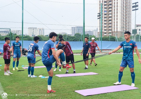 Chuẩn bị cho ASIAD, Olympic Việt Nam được bổ sung chuyên gia có hồ sơ 'khủng' - Ảnh 2. Các cầu thủ Olympic Việt Nam tích cực rèn thể lực trong những ngày qua - Ảnh: VFF